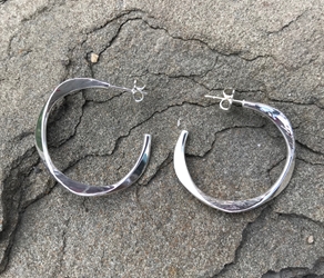Silver facets hoop earring  